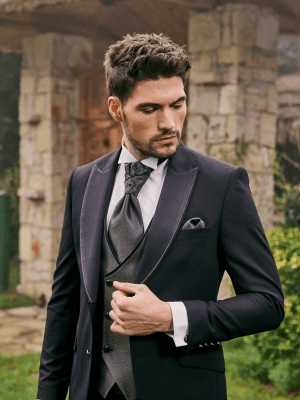 Férfi business öltönyben