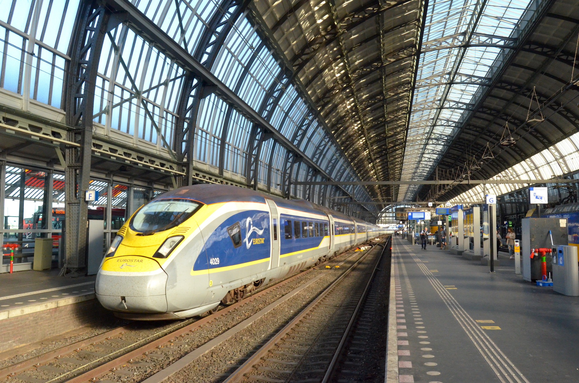 Eurostar train ready to depart from Amsterdam Centraal Station, highlighting the relaunch of the Amsterdam-London route.