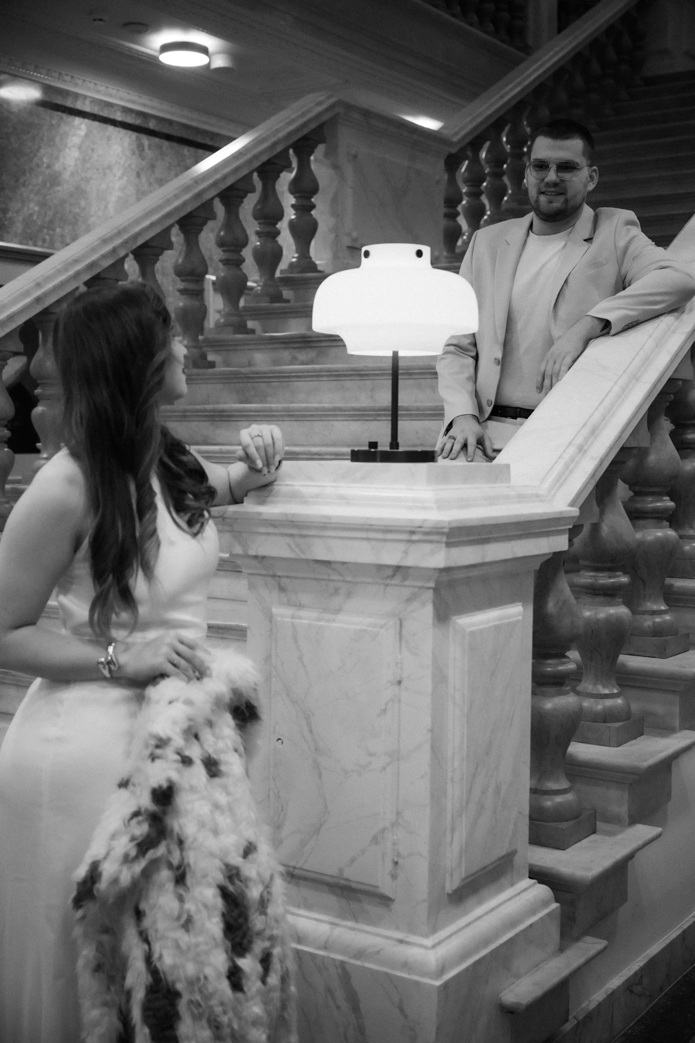 Julia i Kajetan przy balustradzie pałacowych schodów, fotografia czarno-biała