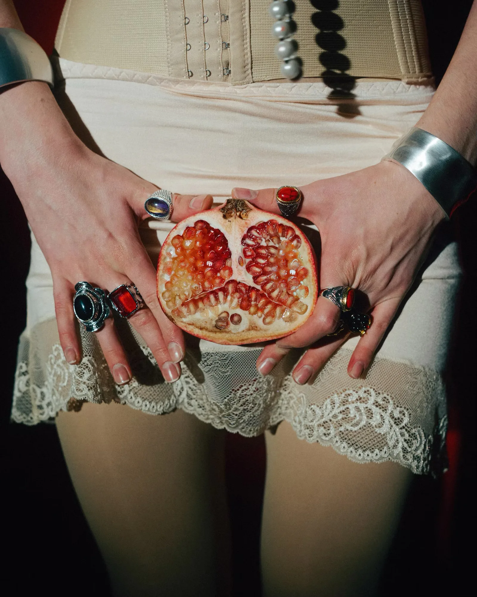 The Colour of Pomegranates — project image 06 by Roman Olinchuk. 香港攝影、創意影像及視覺敘事作品。