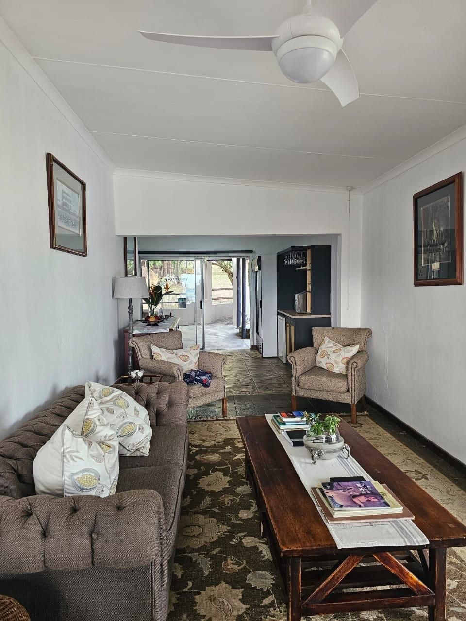 Kilimanjaro Elephant Ride, Arusha, Tanzania. En kvinna sitter och läser utanför ett tält uppsatt i vildmarken.