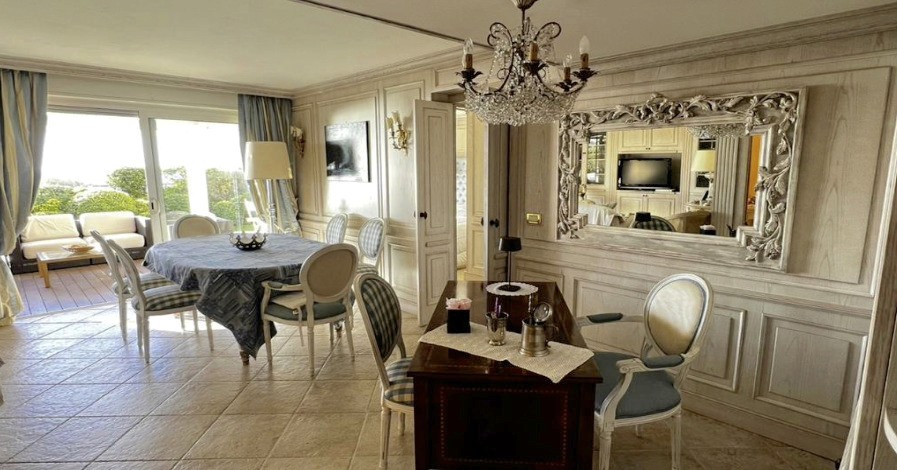 Intérieur de bureau luxueux et confidentiel pour rendez-vous d'affaires à Monaco