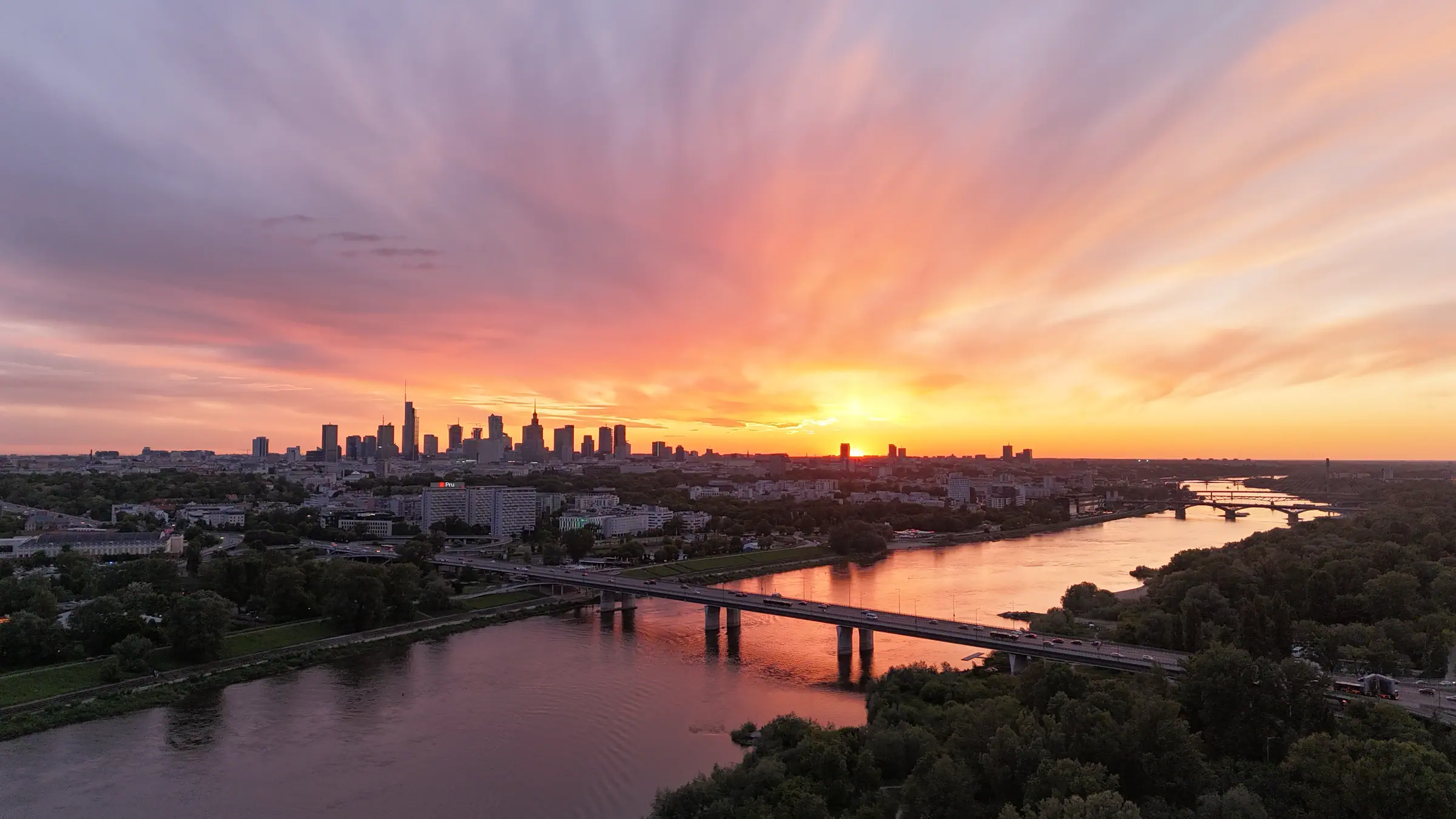 panorama Warszawy o zachodzie słońca z perspektywy wschodniego brzegu Wisły