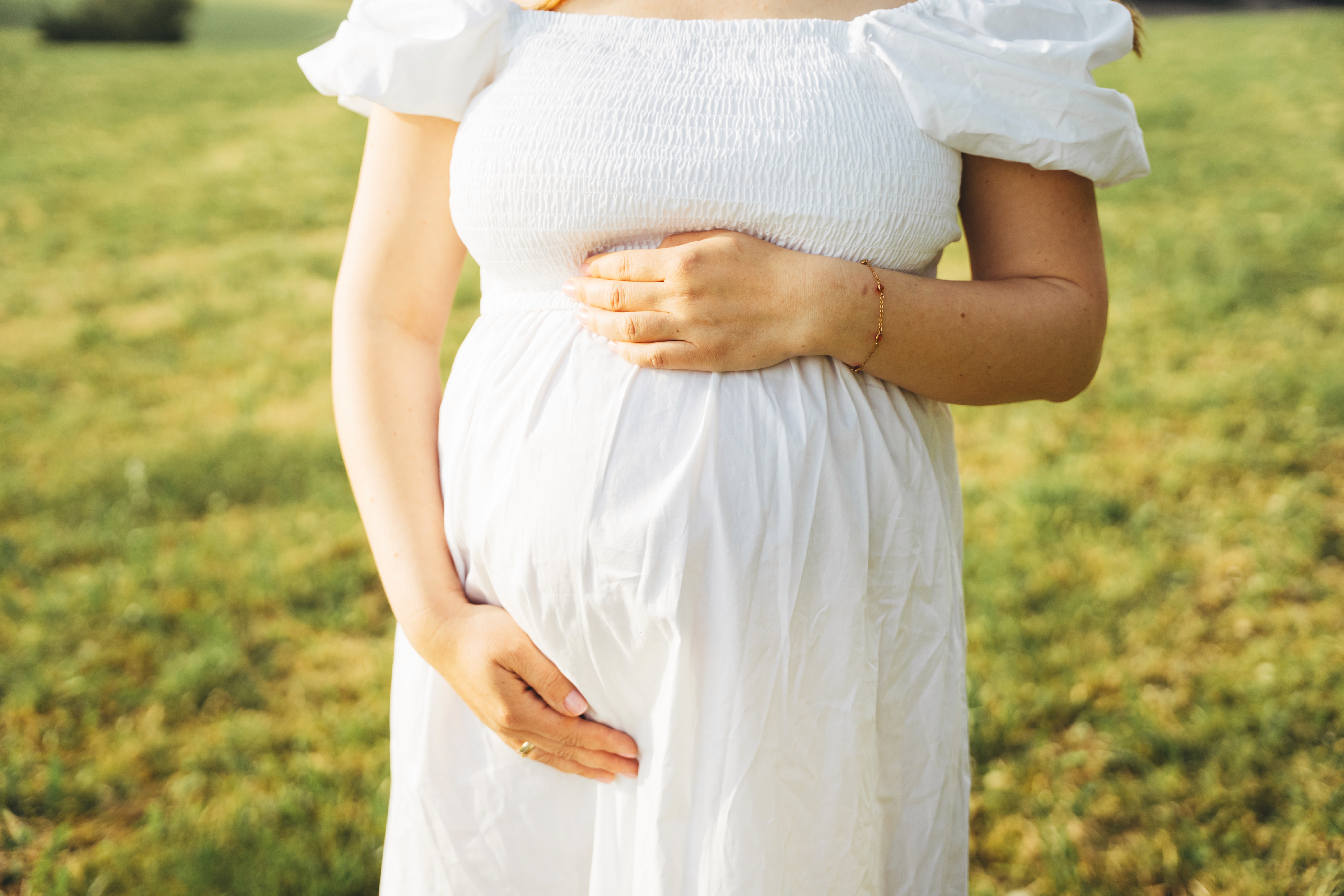 Babybauch Shooting in Bogen, Bayern – Detailaufnahme vom Babybauch bei natürlicher Schwangerschaftsfotografie.