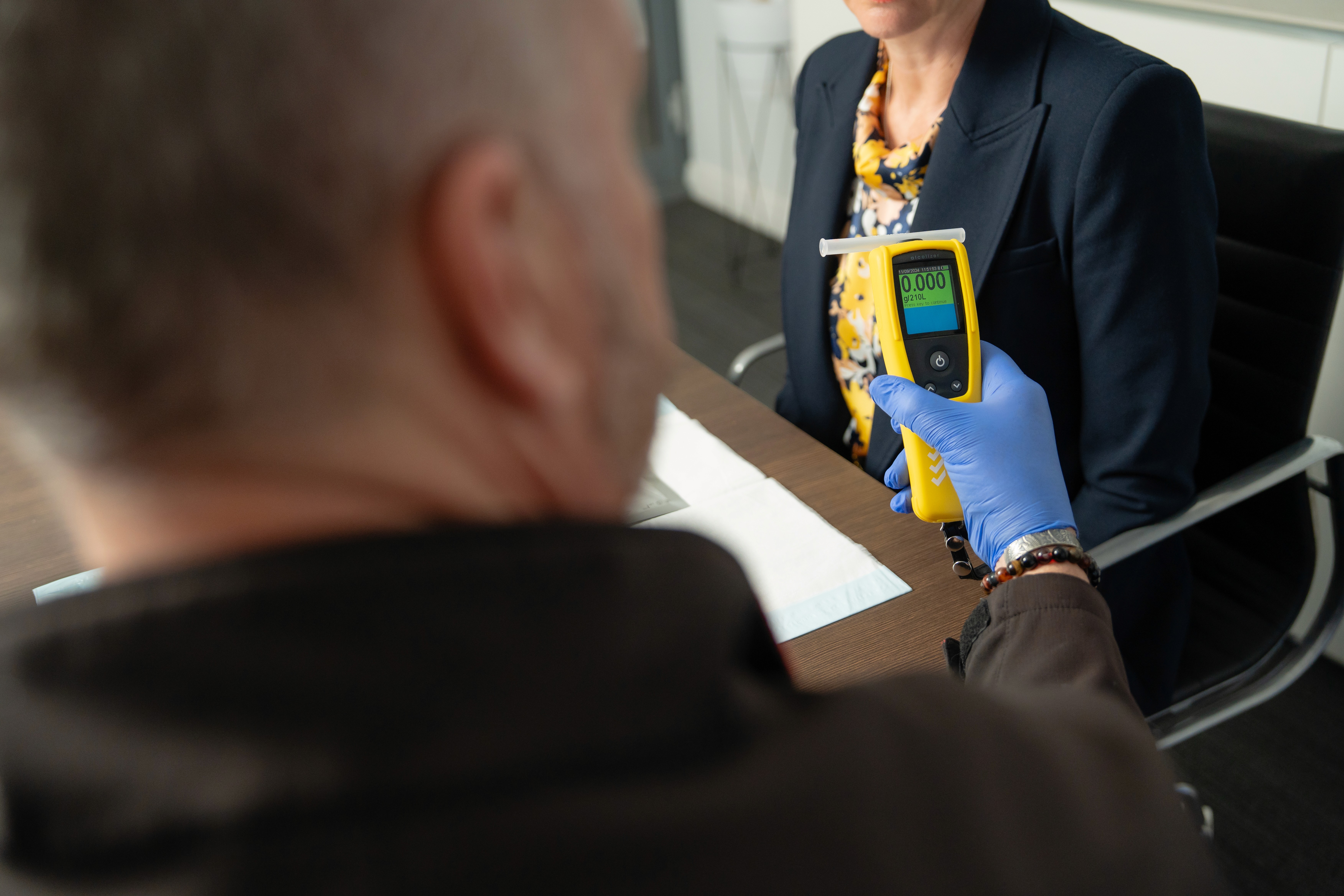 Etilômetro Alcolizer LE5 em atuação em testes de alcolemia em empresas.