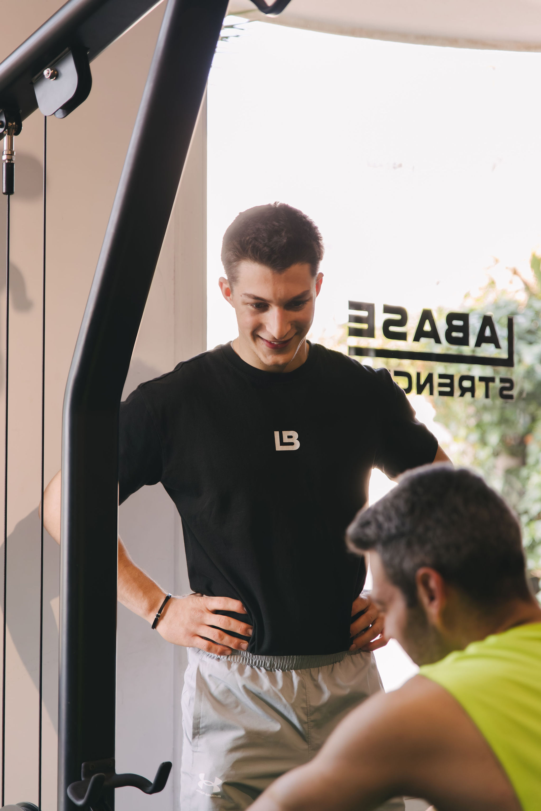 Entrenador personal de La Base Strength supervisando entrenamiento en Vilanova i la Geltrú