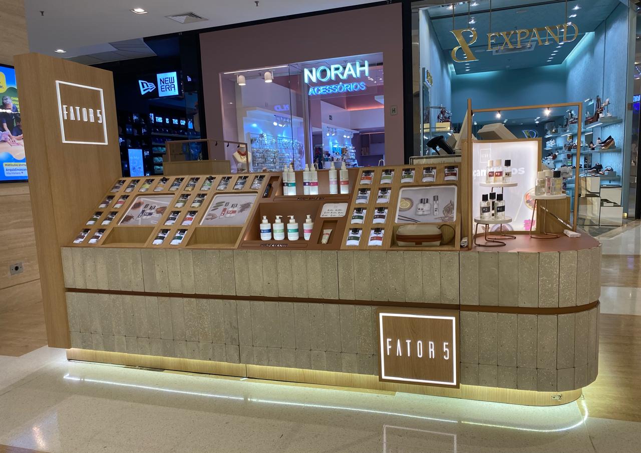 Estande de vendas de perfumos Fator 5