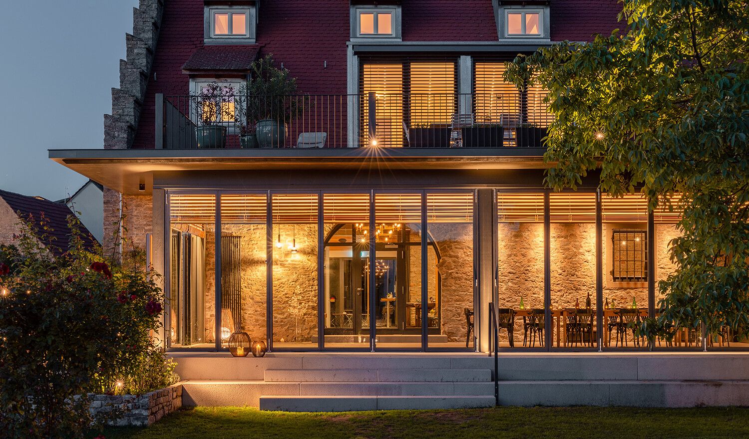 Stimmungsvolle Nachtaufnahme der beleuchteten Villa Sommerach für eine exklusive Abendveranstaltung.
