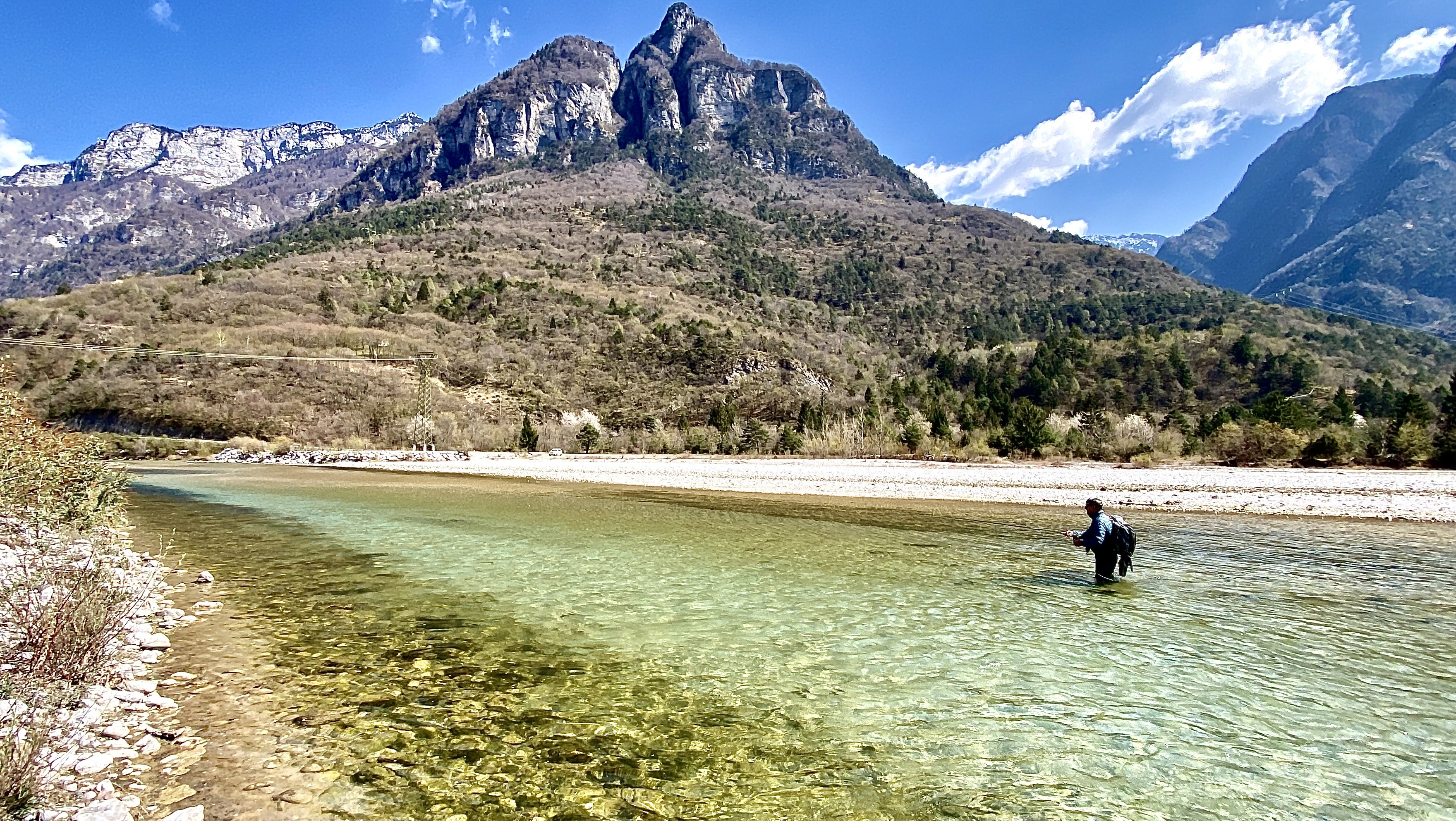 Plan your tenkara fishing adventure in the Dolomites, close to Venice. Catch brown trout in beautiful alpine waters with the guidance of expert instructors in traditional tenkara techniques. Ideal for a serene and unique fishing excursion.