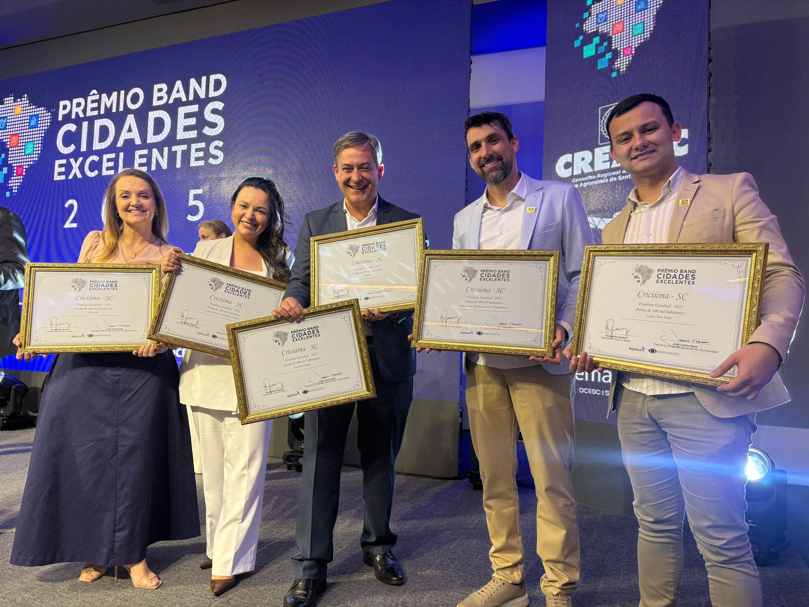 Marco Zanatta, CEO da Aprova, ao lado do prefeito de Florianópolis, Topázio Neto, durante evento sobre cidades inteligentes.