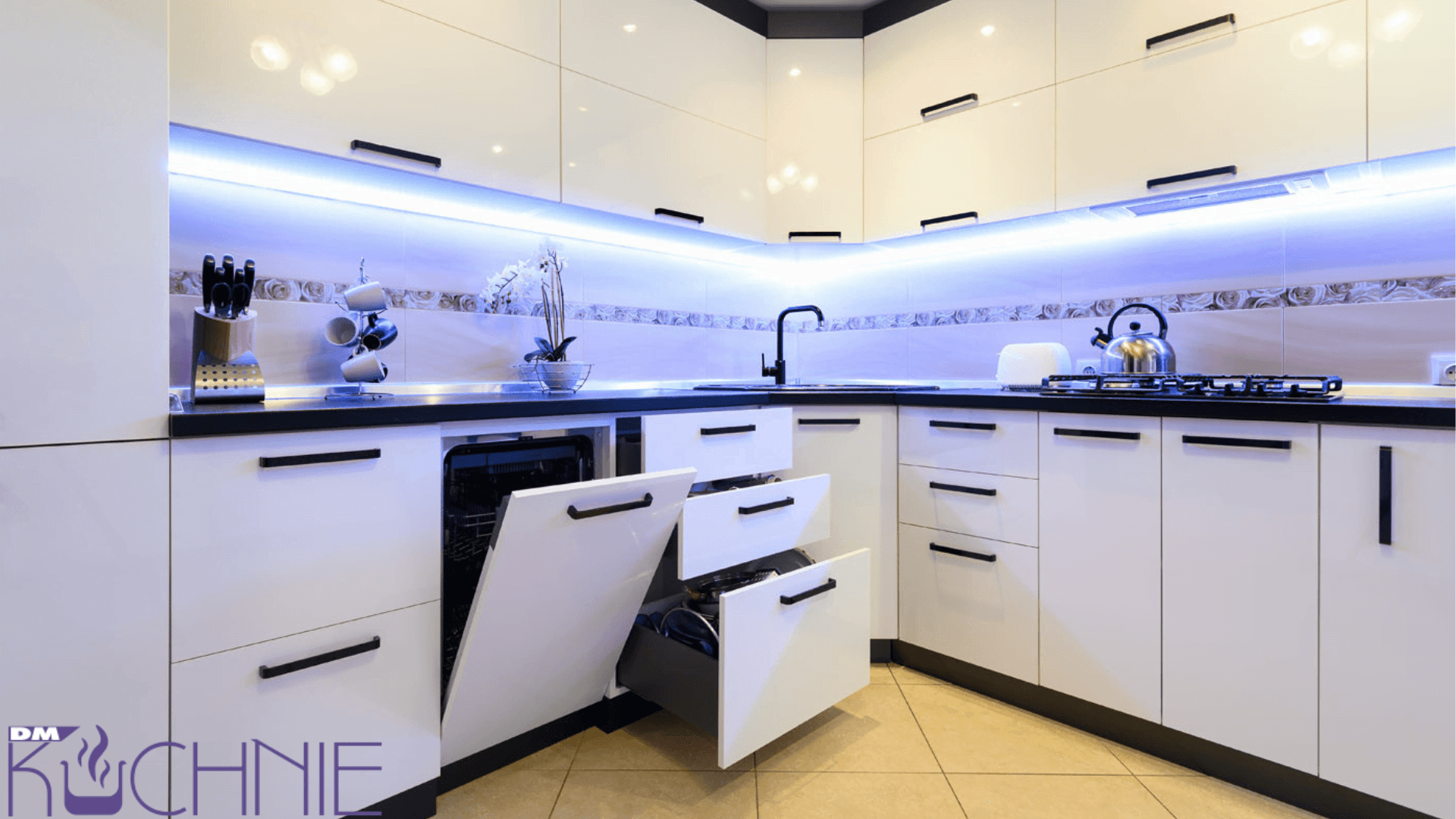 Biała kuchnia na wymiar w Warszawie z narożną zabudową i wysuwanymi szufladami