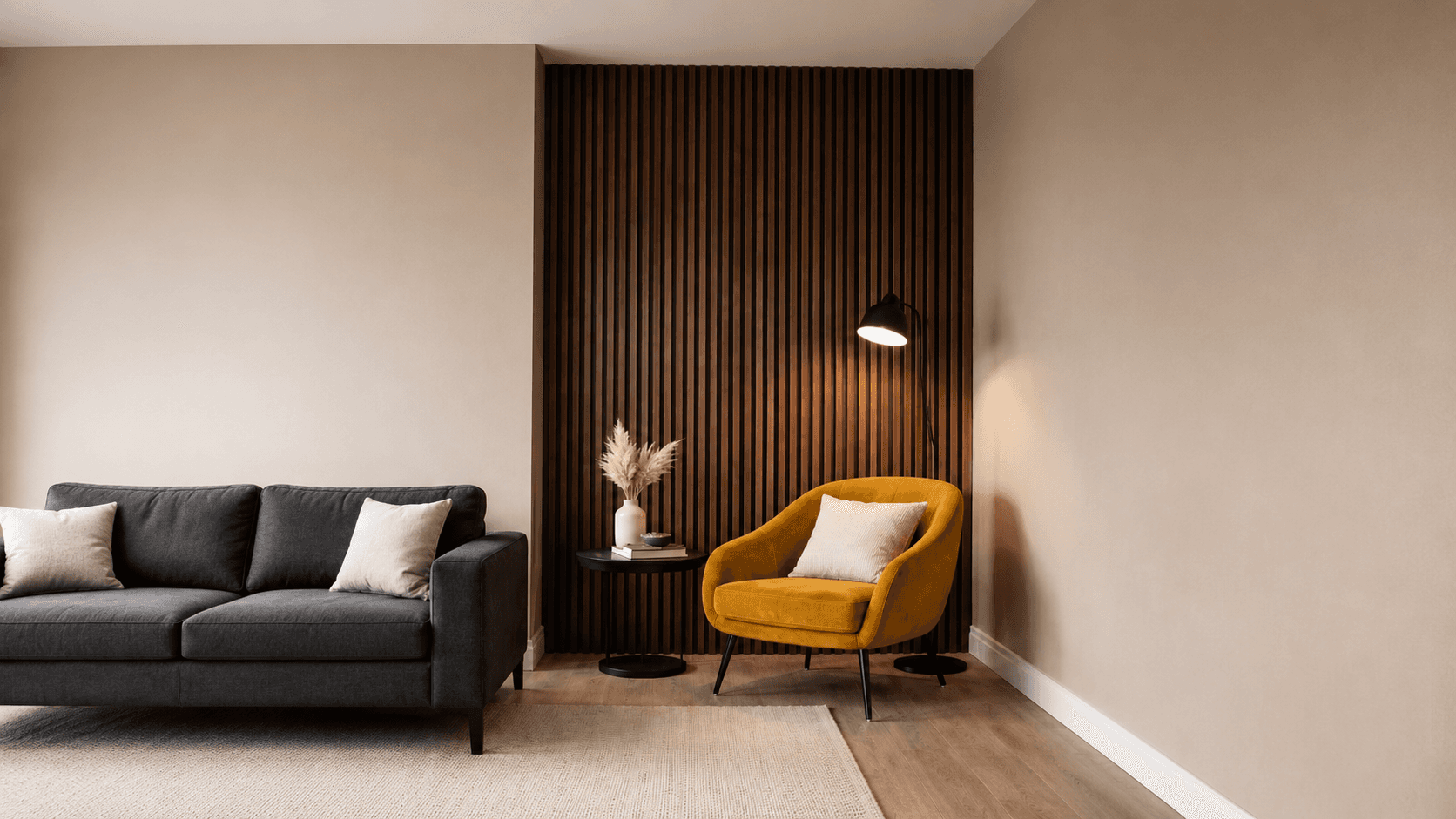 Living moderno con pared revestida en paneles WPC símil madera oscura, sillón mostaza y mesa auxiliar redonda