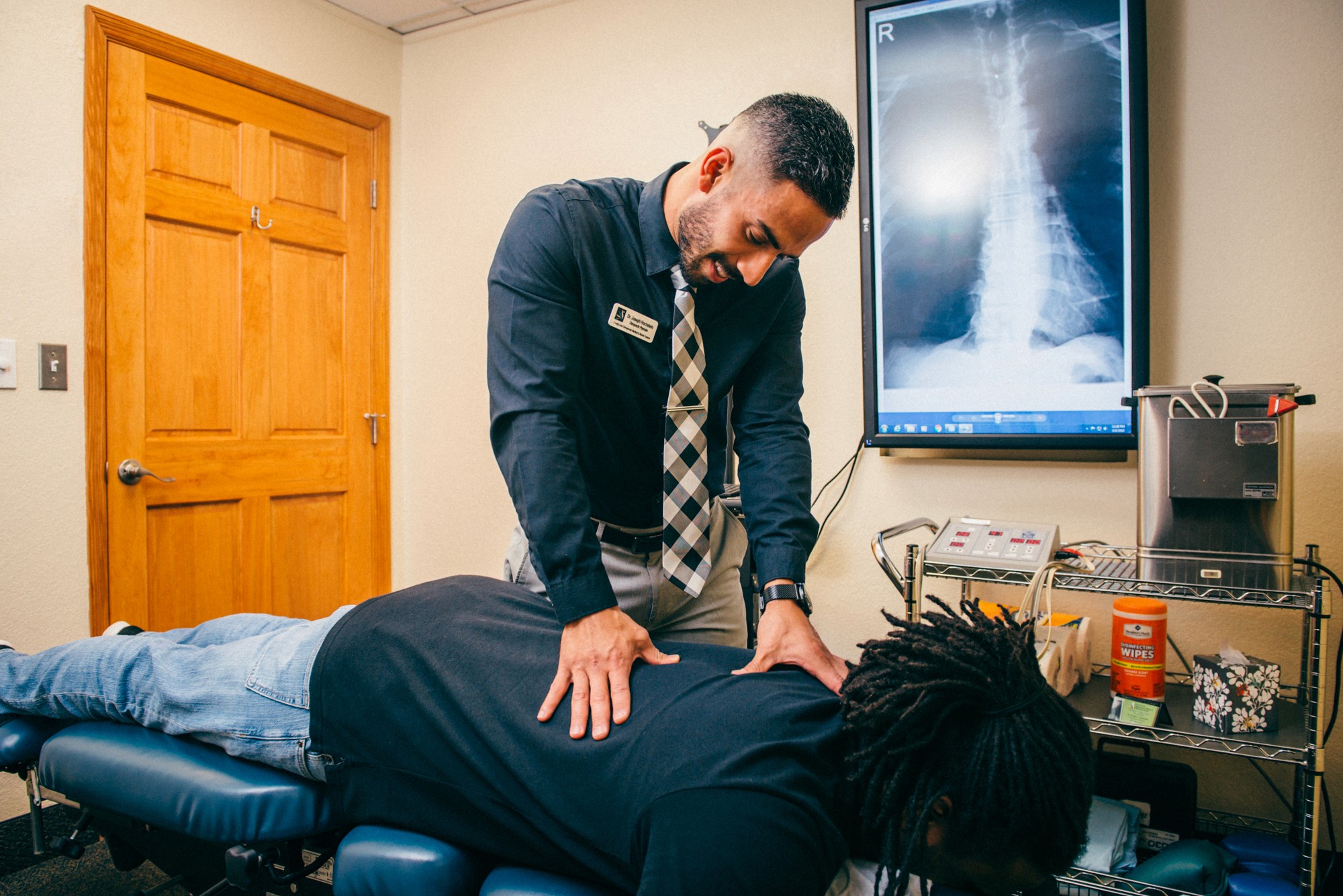 dr joe hochstein adjusting a patient