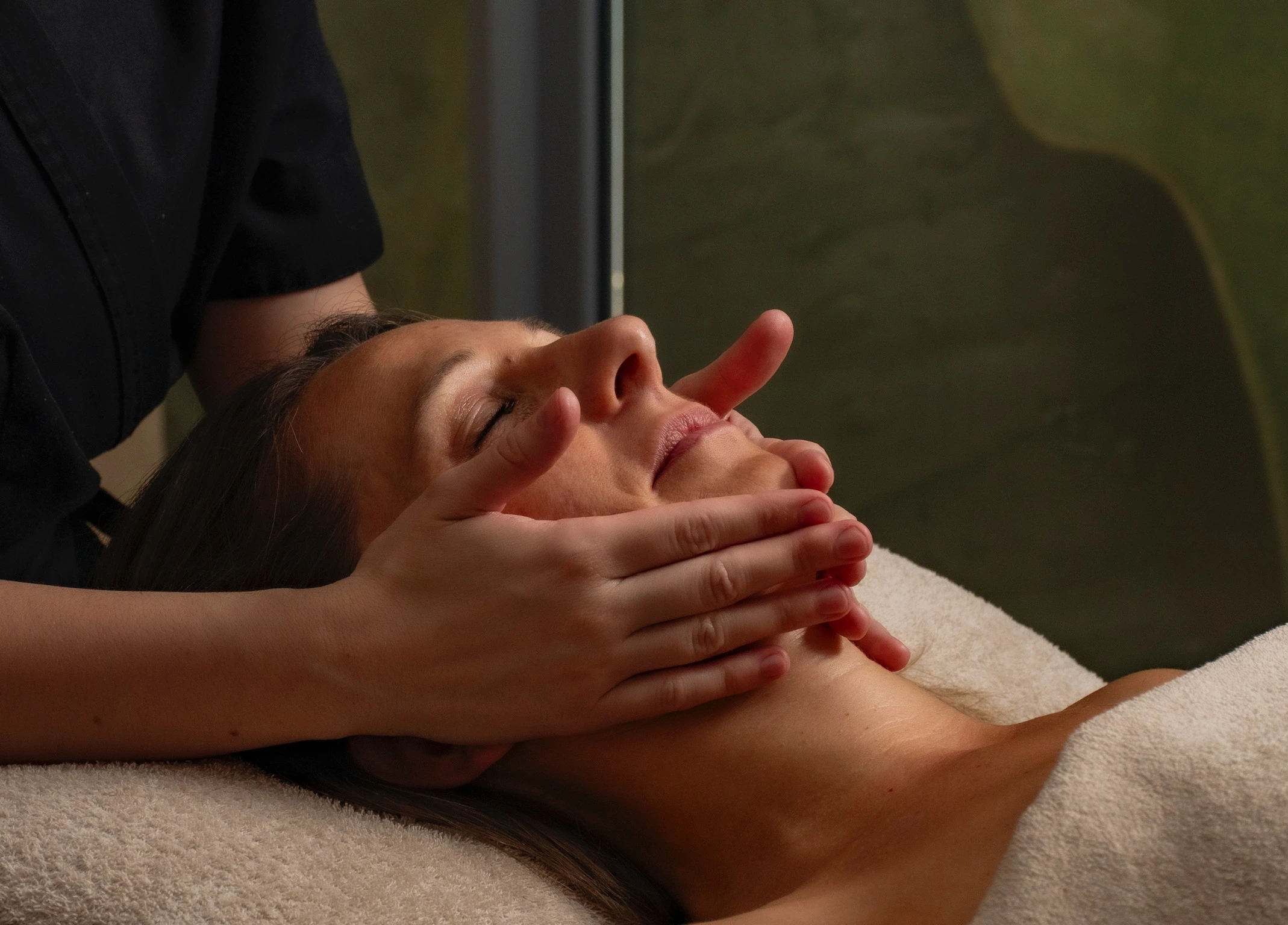 Soin du visage en institut spa pour offrir un moment de détente et de bien-être à l’occasion de la Fête des Mères.