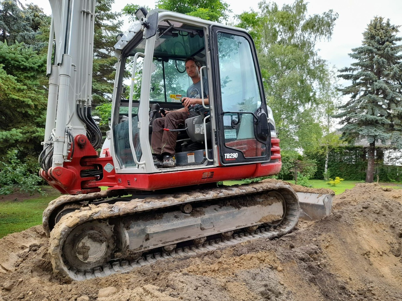 Kleine Baggerarbeiten für Poolbau und Fundamente