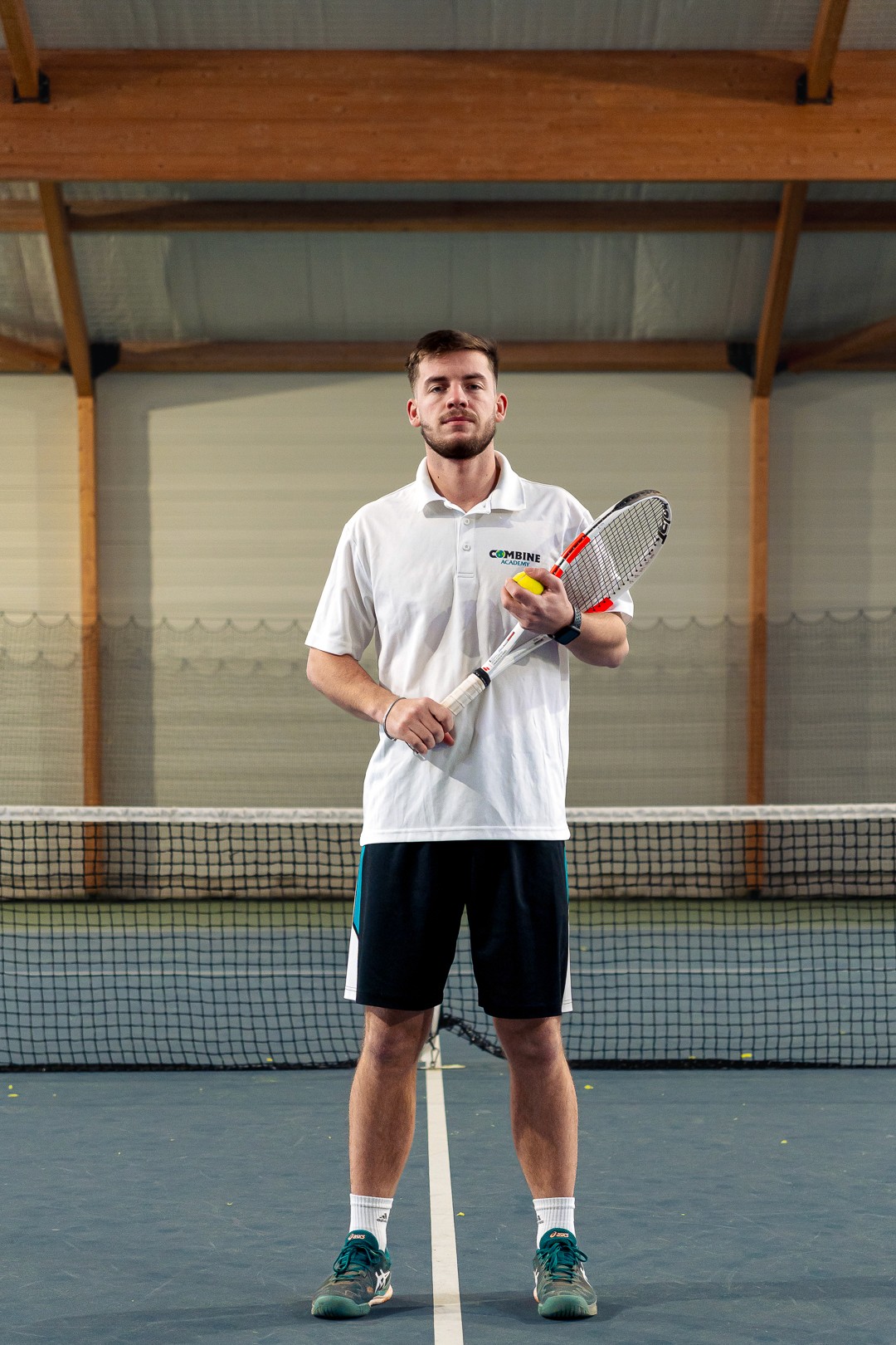 Portrait d’Aurélien Arlot, entraîneur du Combine Elite Tennis Camp, prêt à jouer.