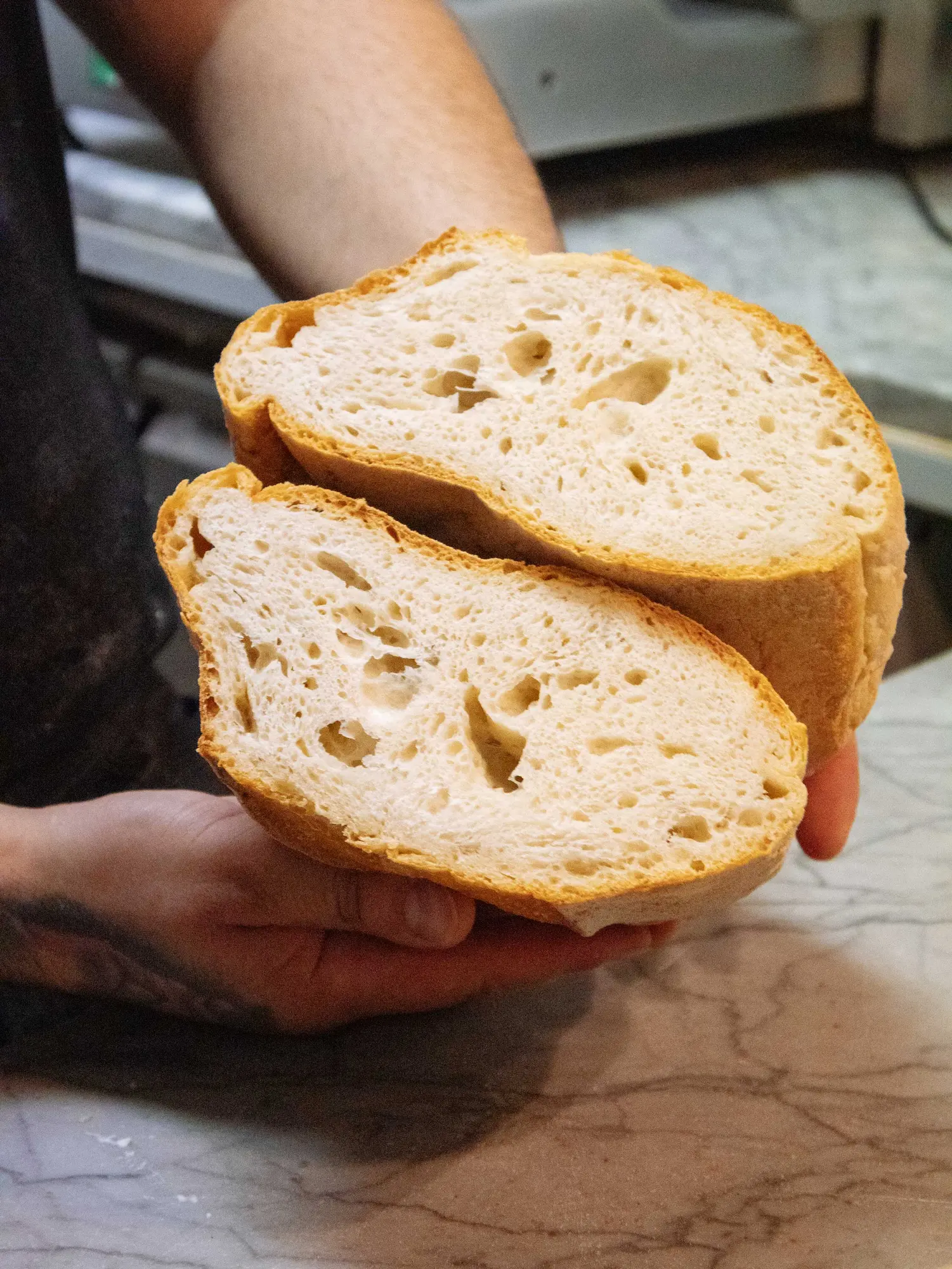 Pane fatto in casa con lievitazione naturale e alveolatura pronunciata, preparato ogni giorno al Ristorante Unico di Cantù.