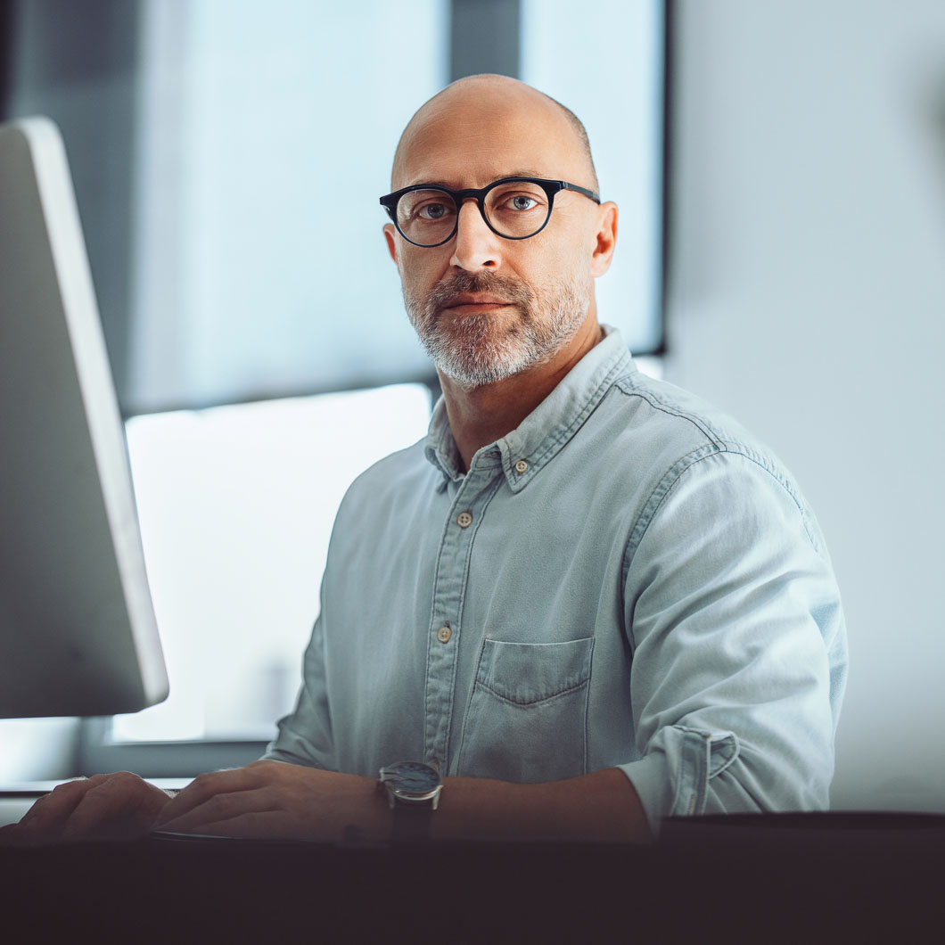 EB-1 visa lawyer speaking with client