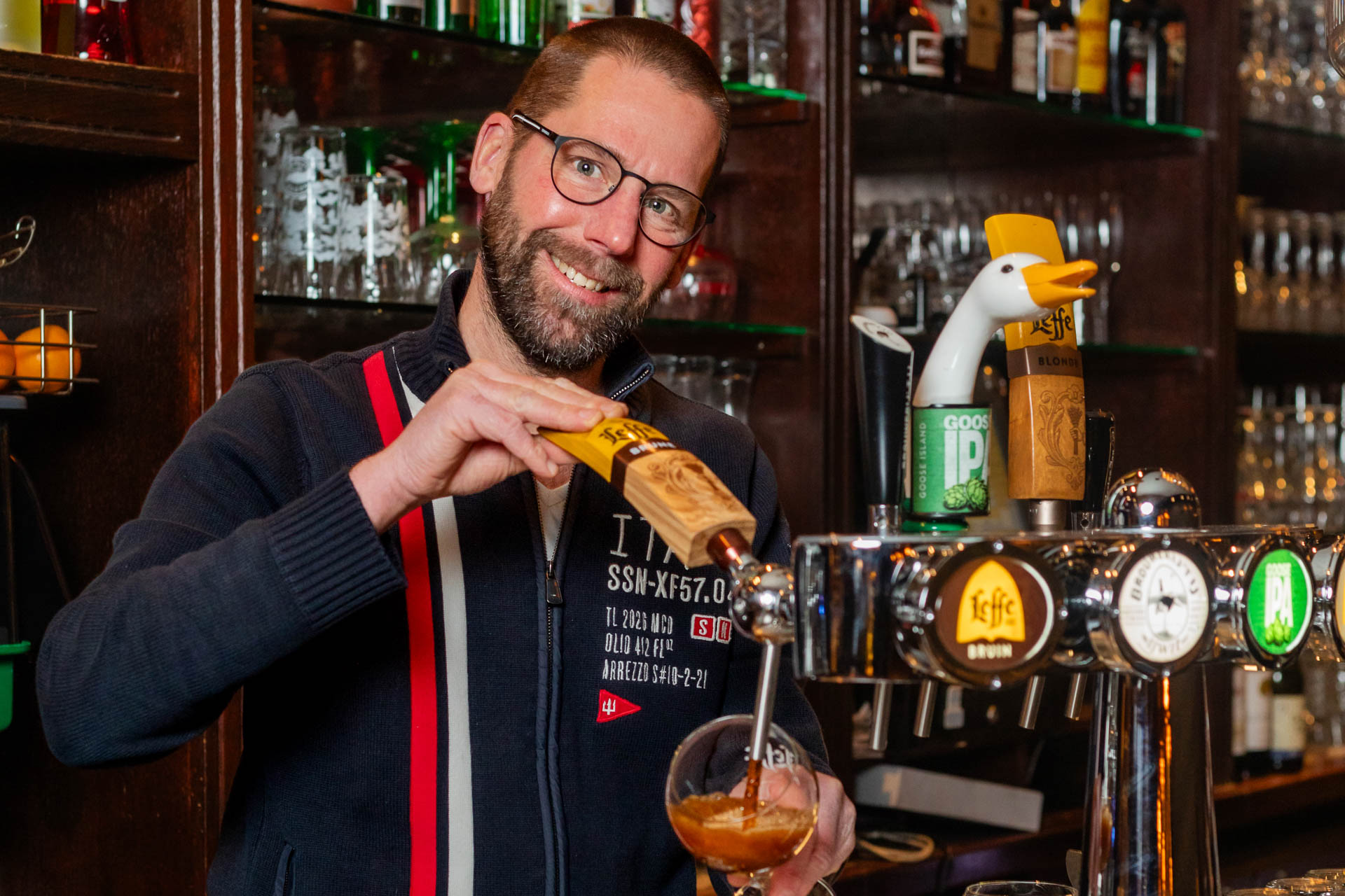Medewerker schenkt een biertje in van de tap