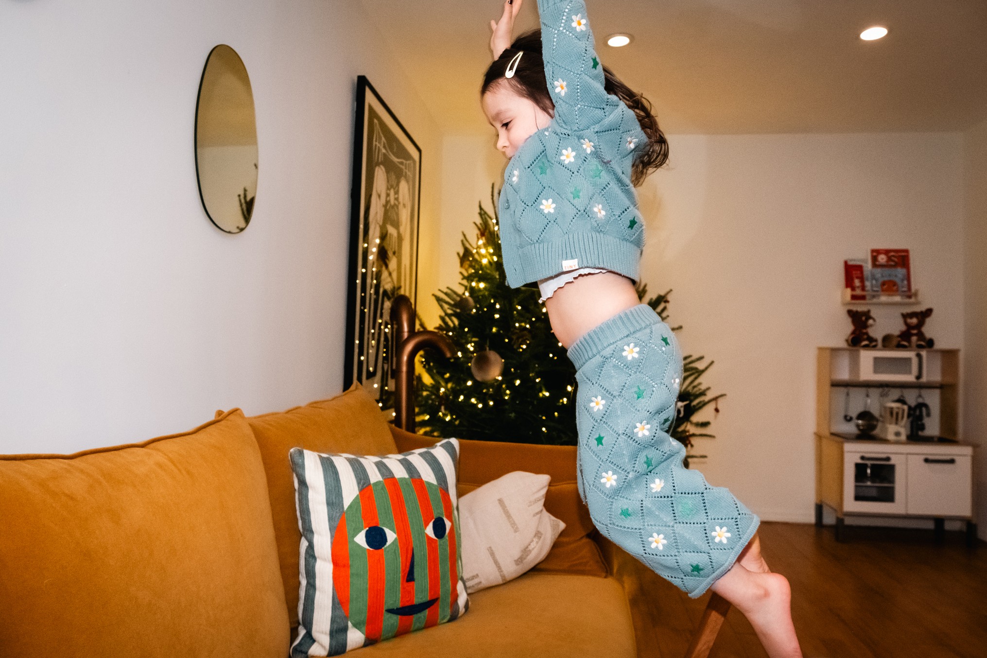 candid-child-jumping-on-couch-home-session-greenpoint-new-york