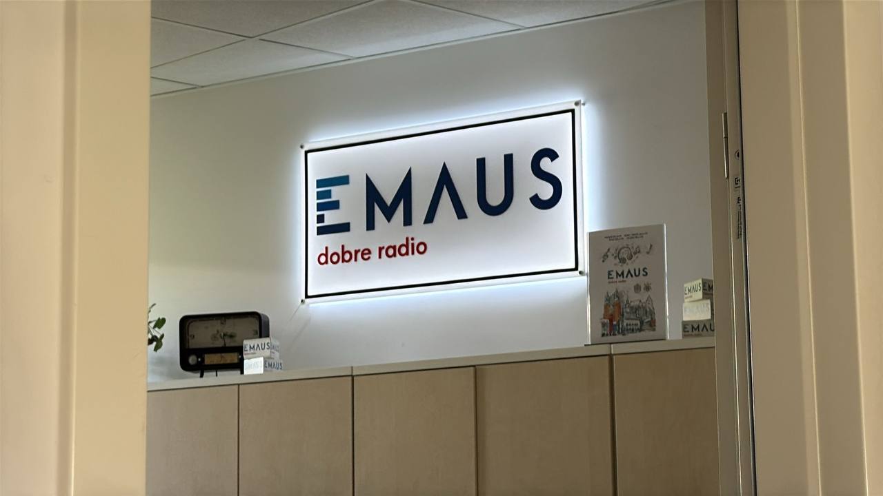 EMAUS — Літери з контурною підсвіткою