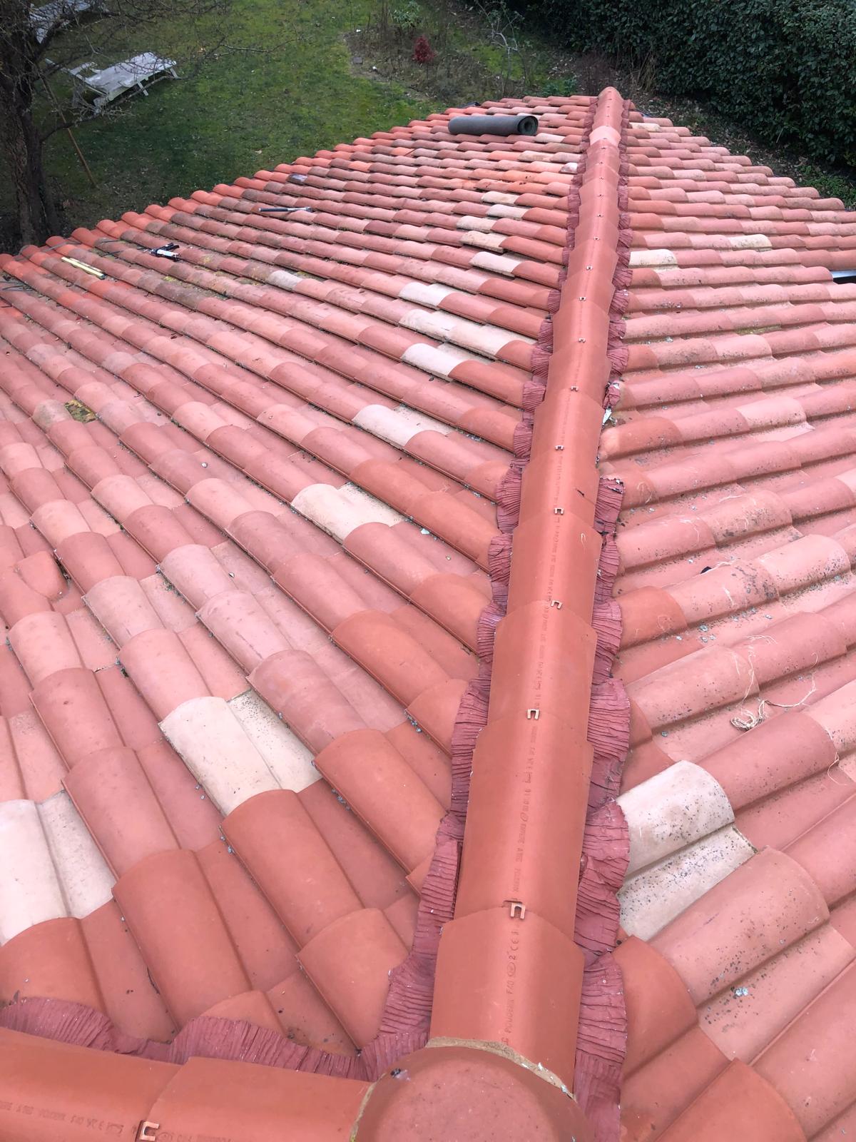 Toiture nettoyée, traitée et réparée avec garantie décennale à Biarritz.