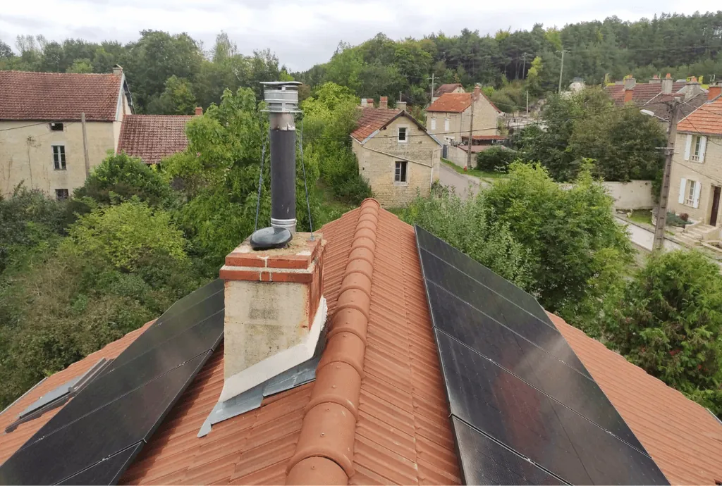 Photo du toit d'une maison où on voit une installation de panneaux solaires