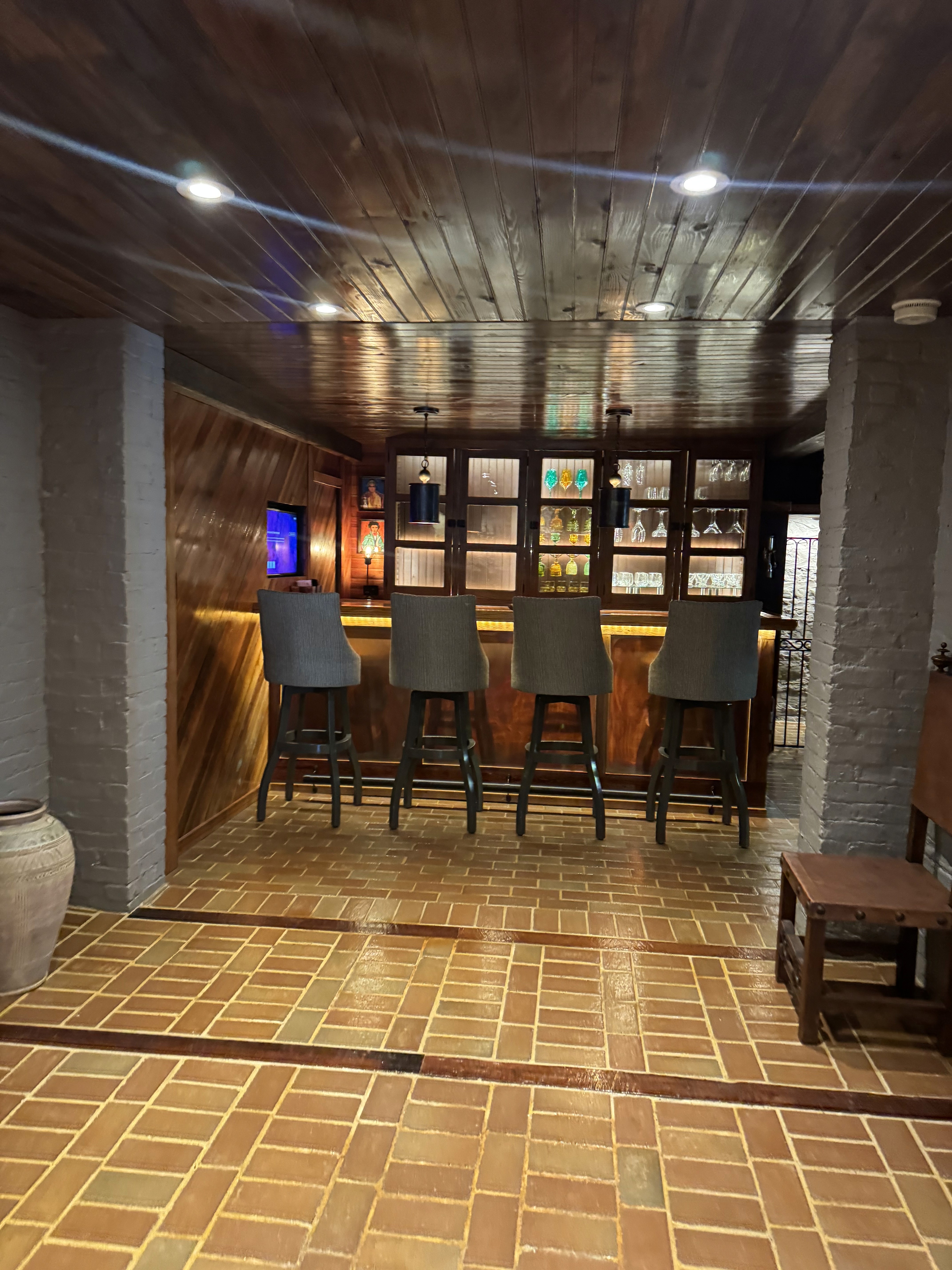 A fully orgnaized luxury room