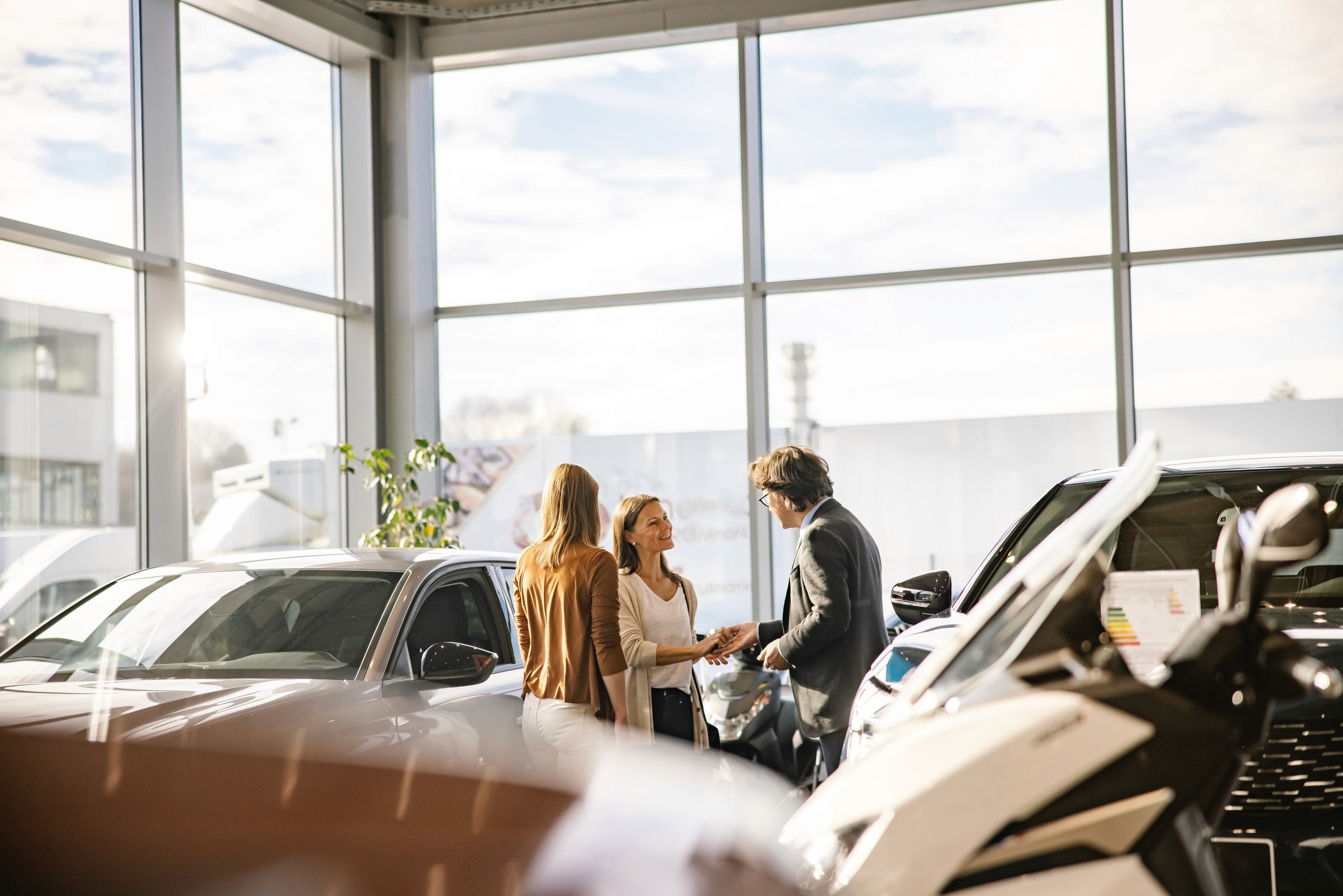 Autohaus mit Personal und Kunden