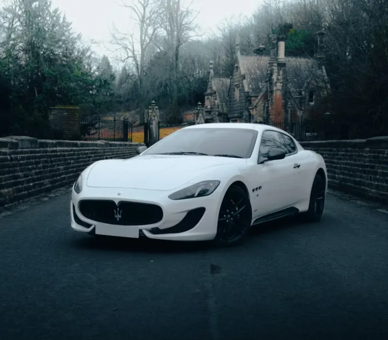 Maserati GranSport auf Landstraße im Herbst – Sportwagen Versicherung All-Risk Kasko | Lions Group