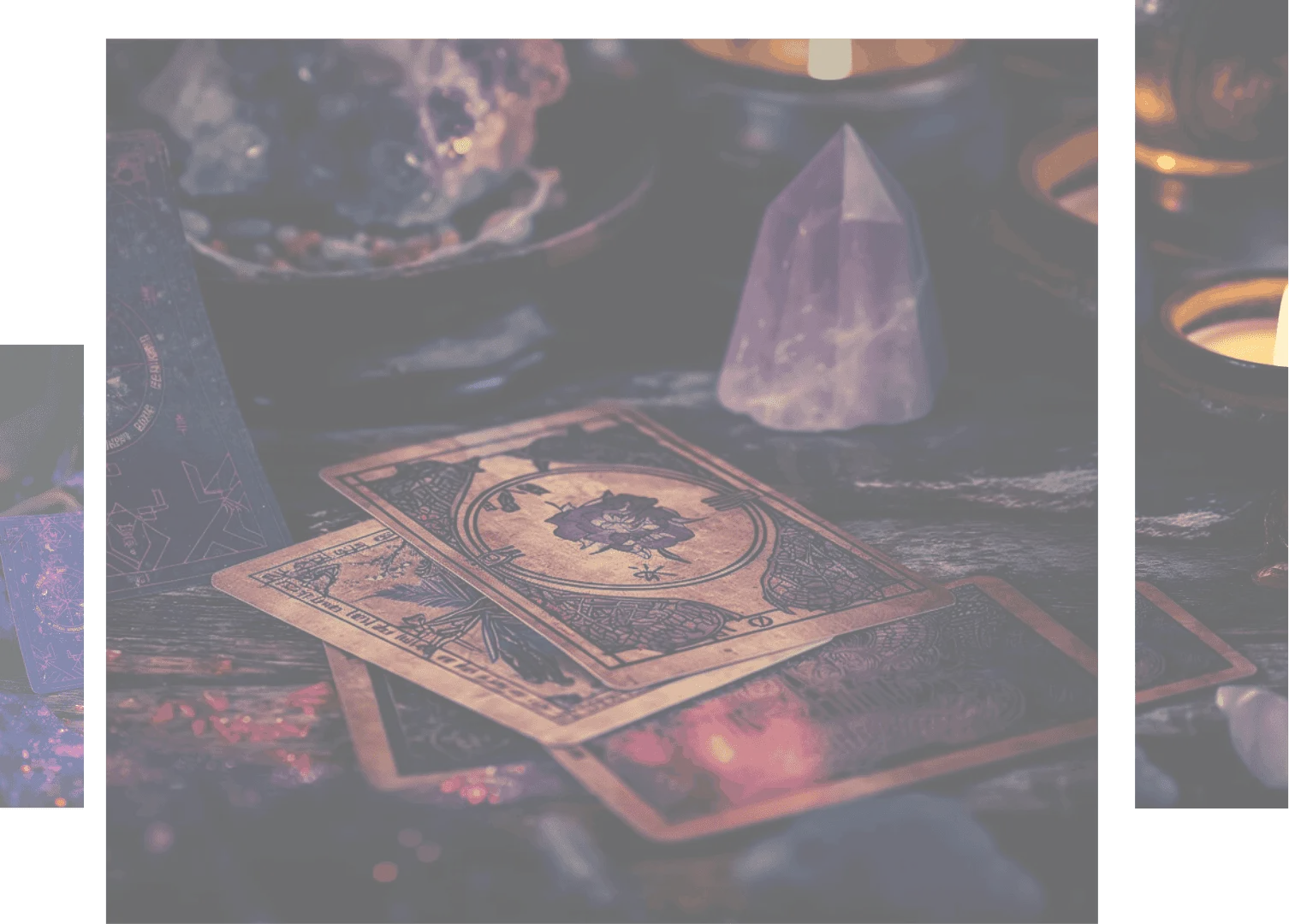 Cartas de tarot sobre mesa de madeira escura, cristais e velas. Conceito Ambi Criativa