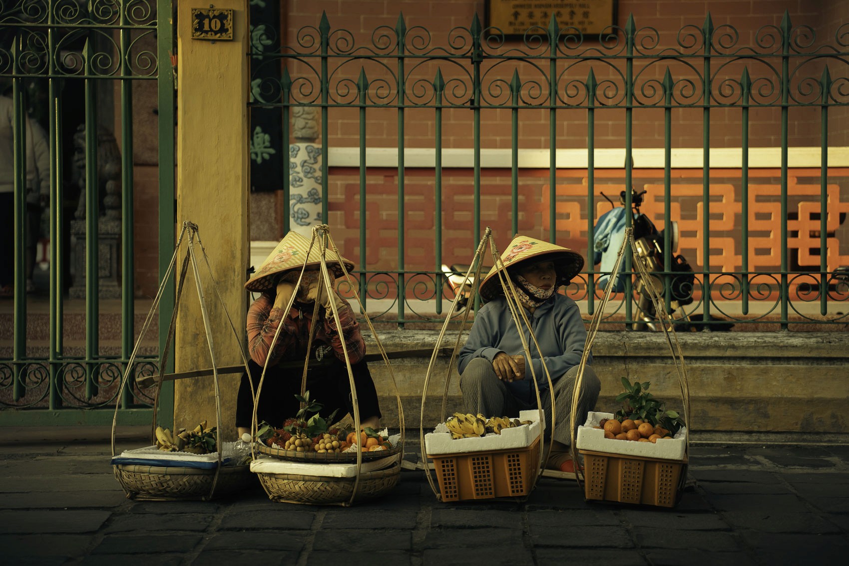 Deux femmes vendant des fruits et légumes à Hoi An au Vietnam, photographie de voyage par Robin Masson