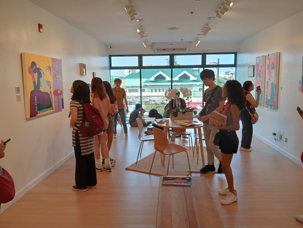 Abot Tala members viweing a gallery during a field trip.