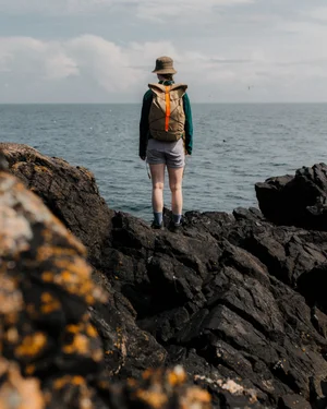 Dans le lookbook de la marque Danoise Another Aspect, le mannequin porte un costume gris et une chemise blanche