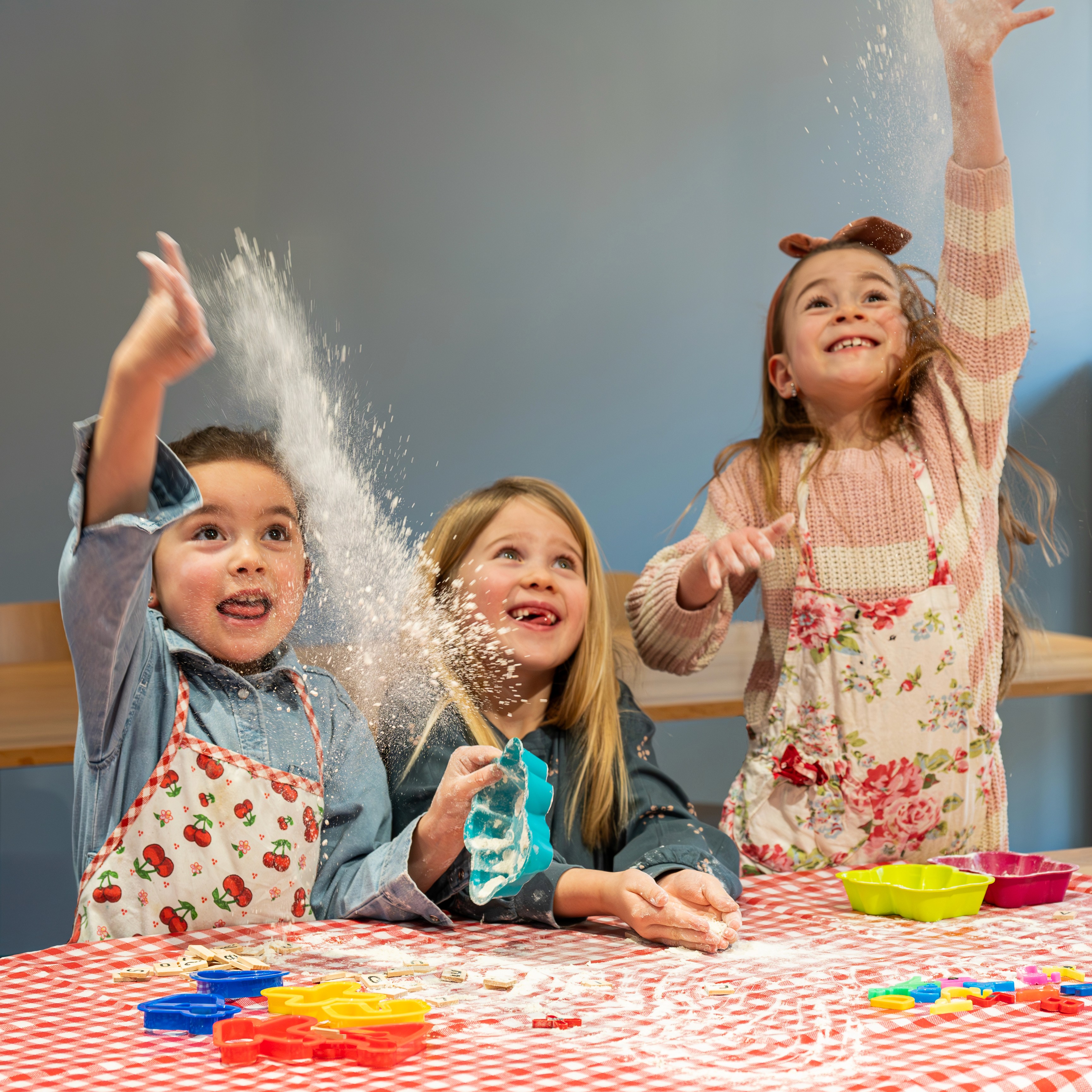 Meiden spelen en bakken koekjes