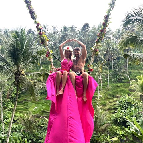 U Fun Fieldパークでフラワースイングを楽しむカップル