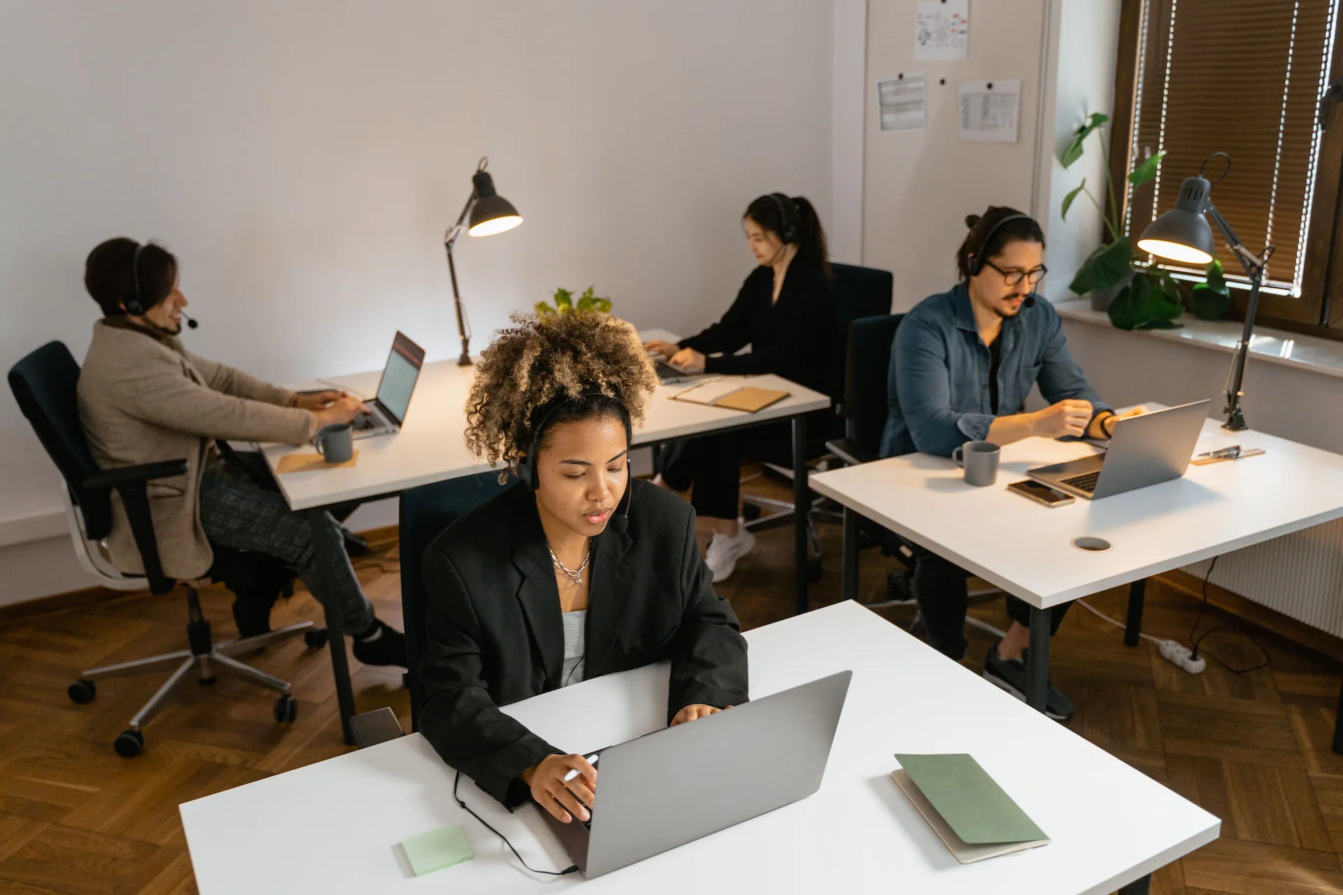 Ausgelagertes Vertriebsteam arbeitet gemeinsam im Büro