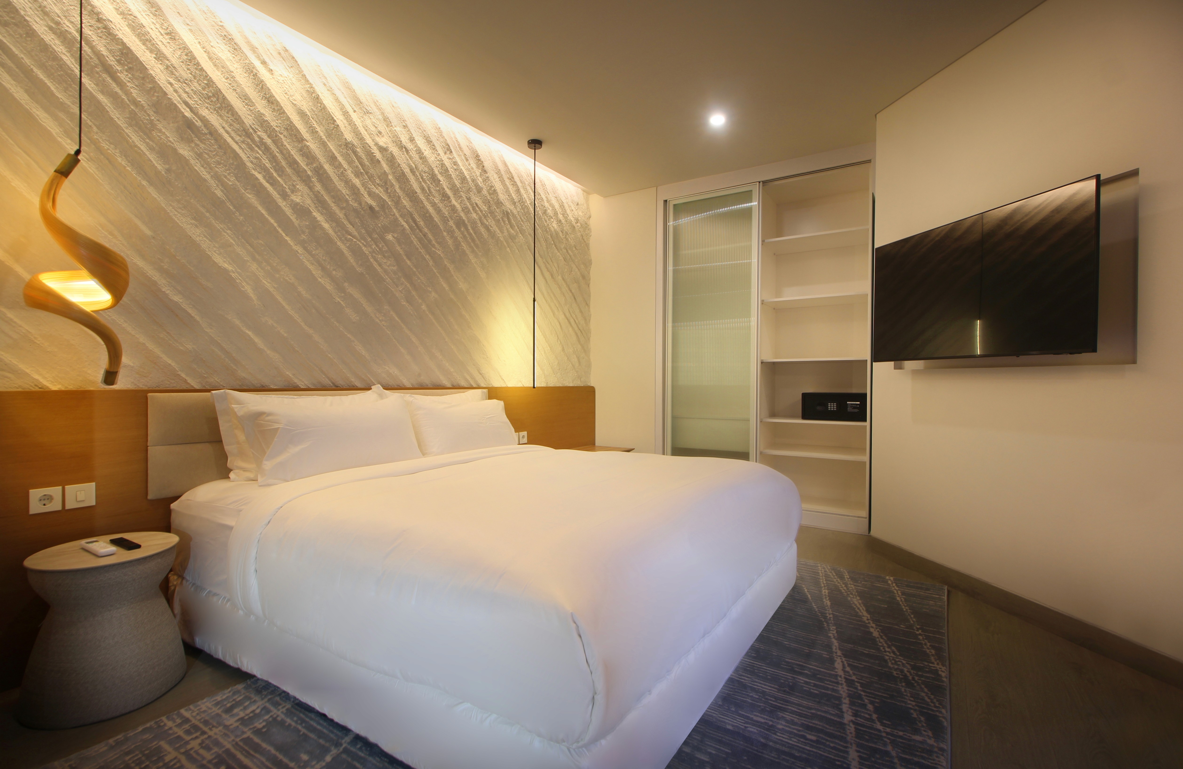 experience the ultimate luxury at Echo Beach Suites.