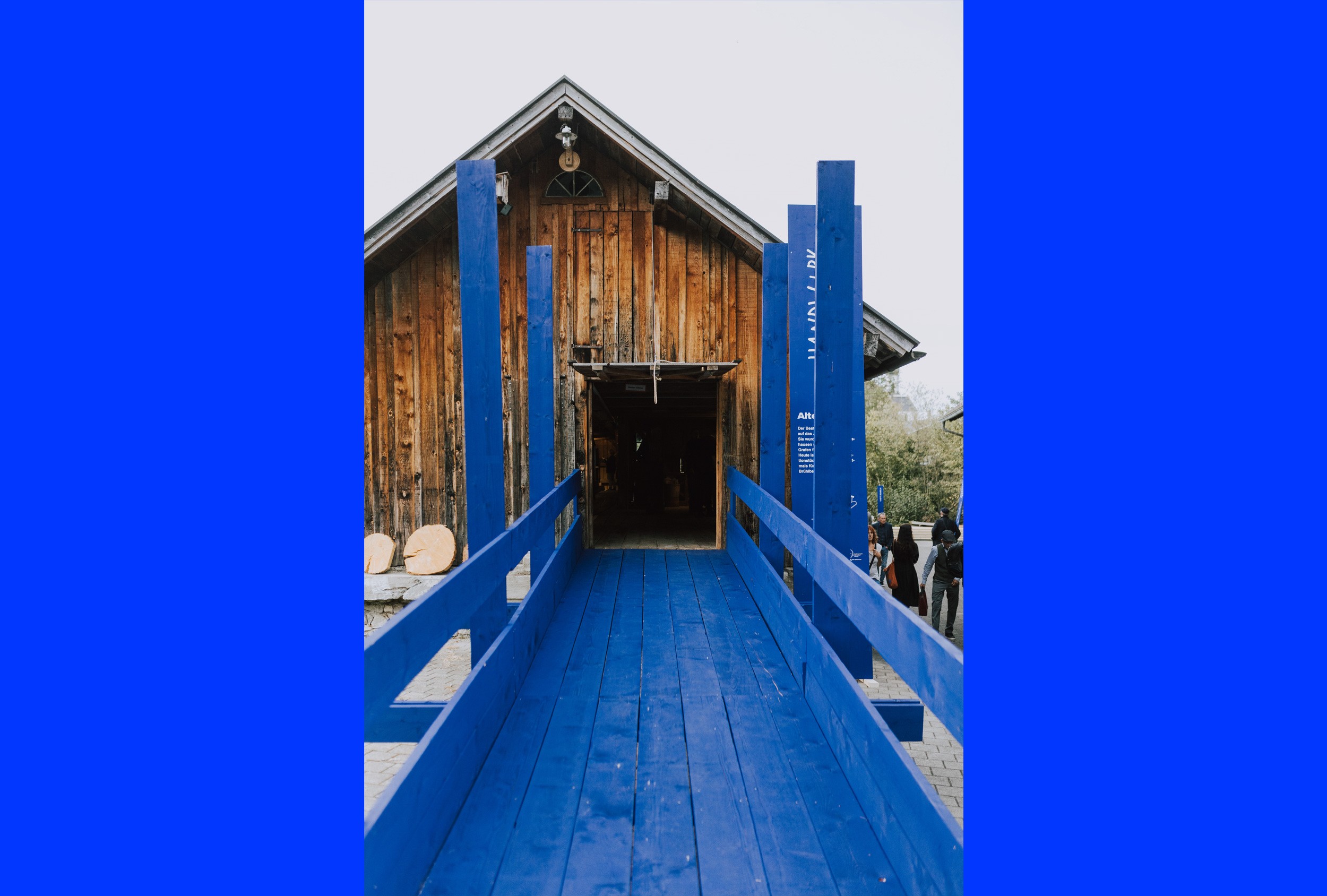 Außenansicht der Ausstellung mit klarer und ansprechender Beschriftung für die Veranstaltung Handwerk+Form 2023.