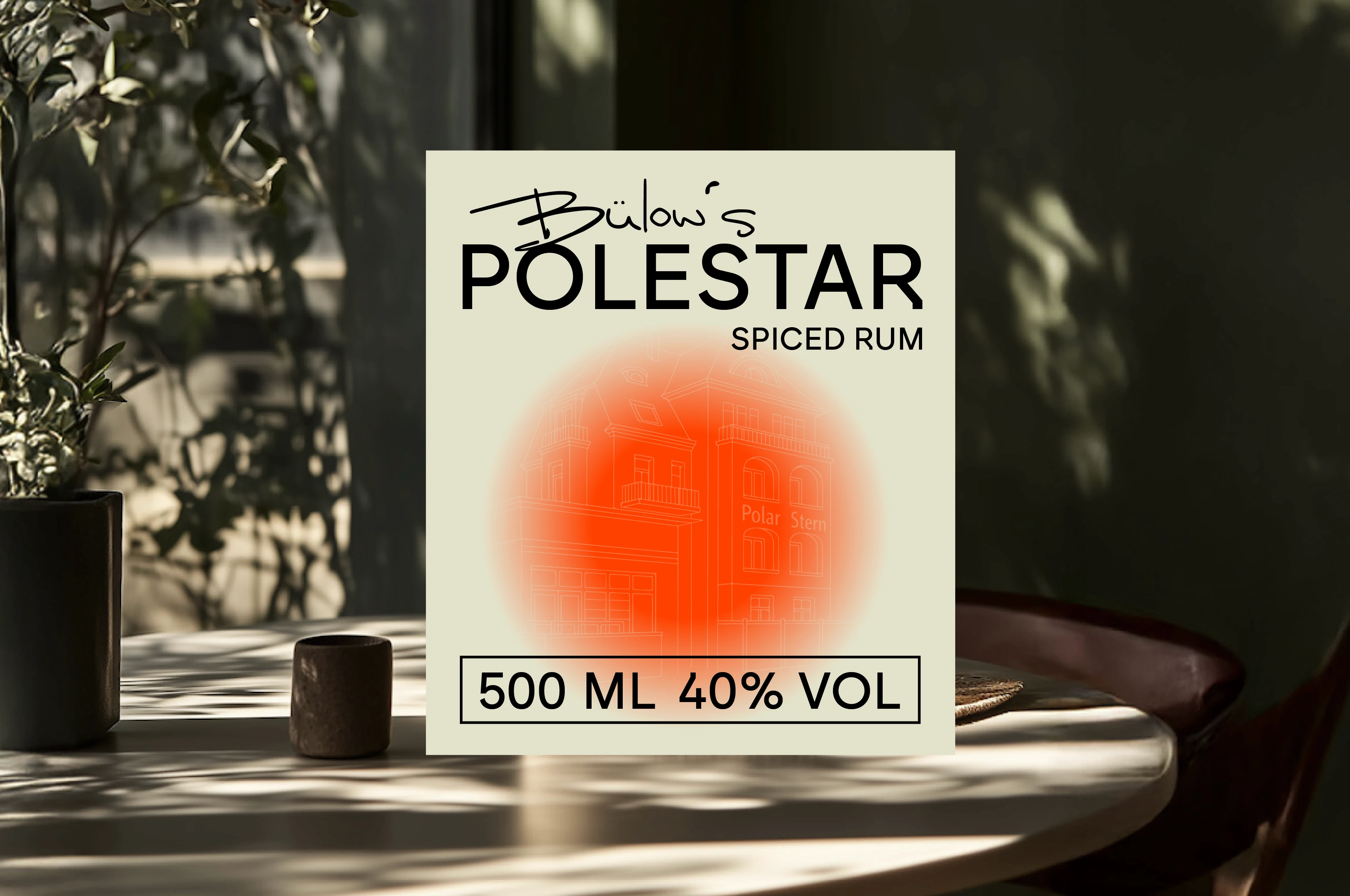 Etikett für „Bülow’s Polestar Spiced Rum“ des Hotels Polar-Stern mit schwarzer Typografie und einer Gebäudeillustration vor orangefarbenem Verlauf auf cremefarbenem Grund.