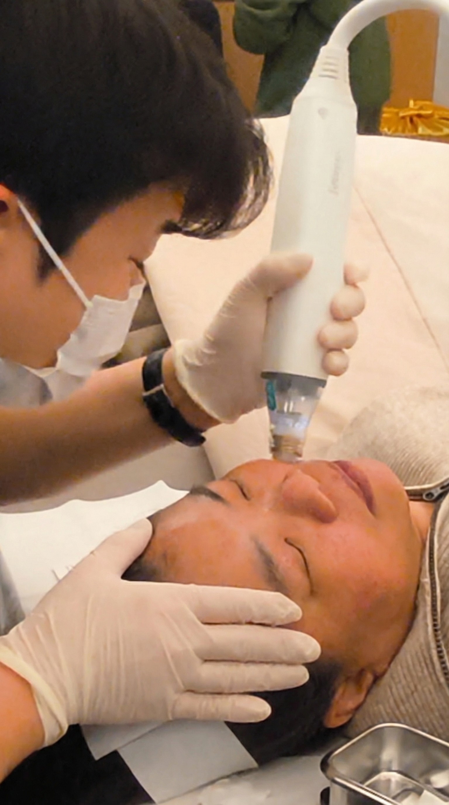 SOON:MOOD 顧問現場陪同，實拍台灣顧客於首爾江南接受 Potenza 黃金微針療程。