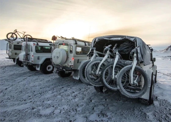 Fatbikes on pick up trucks in frost and snow