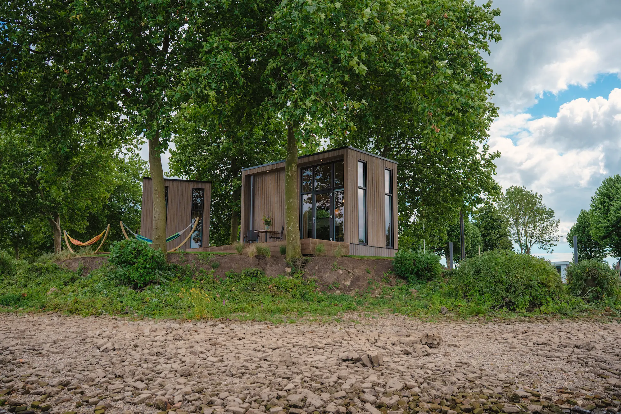 a wooden walkway between two buildings with windows