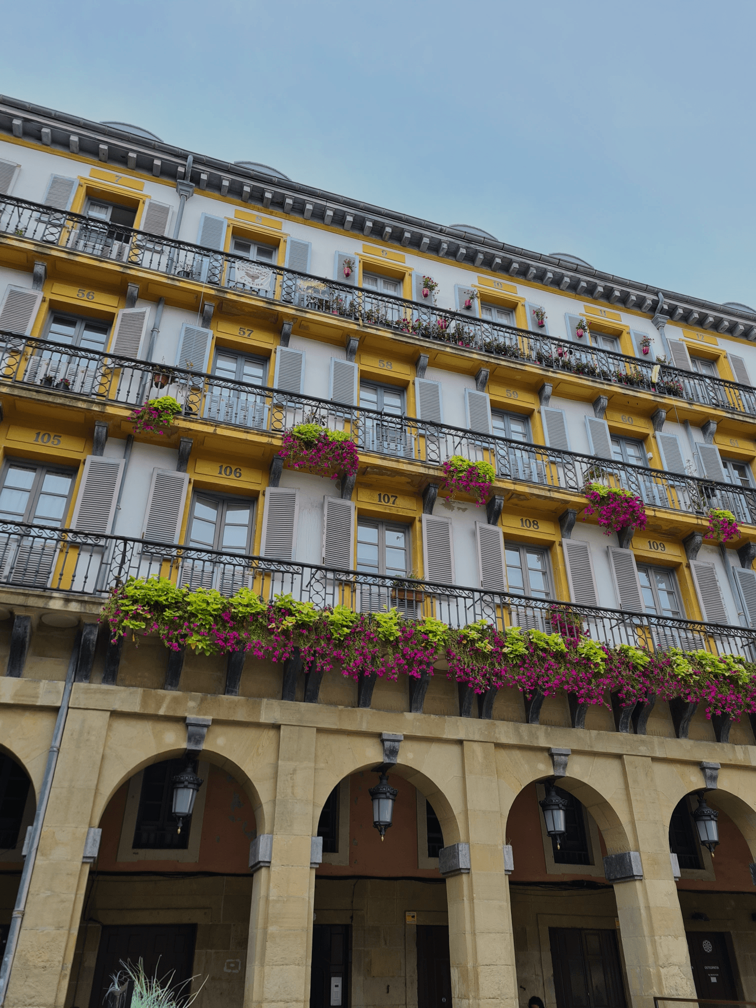 Discover the secrets of the Basque lands, the coastline, and experience local activities.