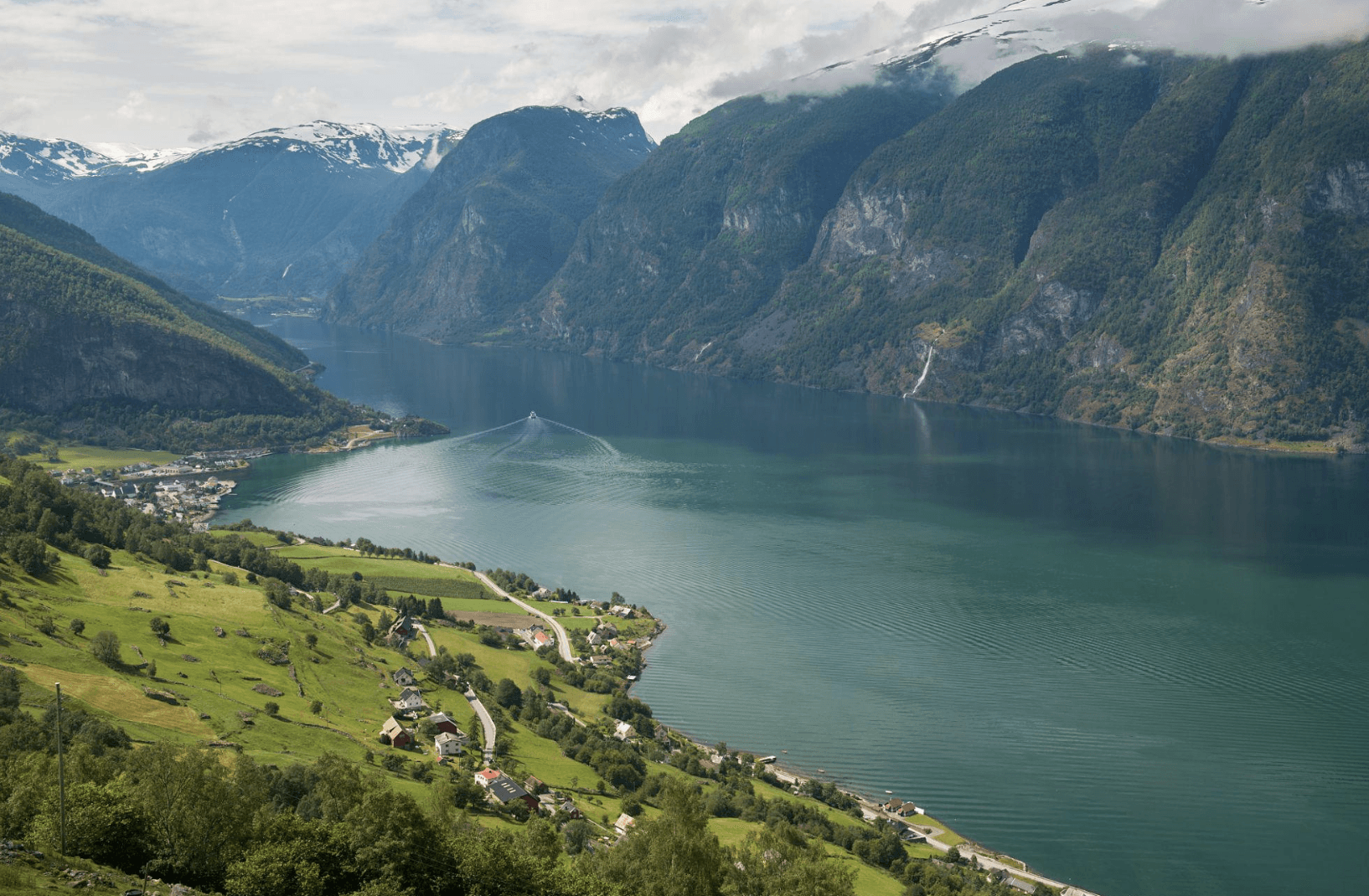 Affordable Stegastein viewpoint tour from Flam with fjord views