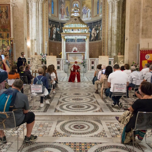 在“阿纳尼的耳光”历史重演活动中，参与导览，享受身穿服装的角色扮演者带来的引导之旅