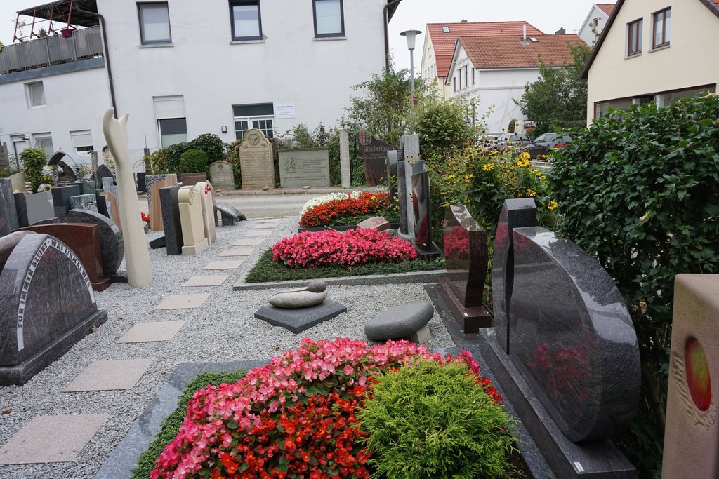 Ausstellungsgarten mit Grabmalen und Blumen an der Nadorster Straße