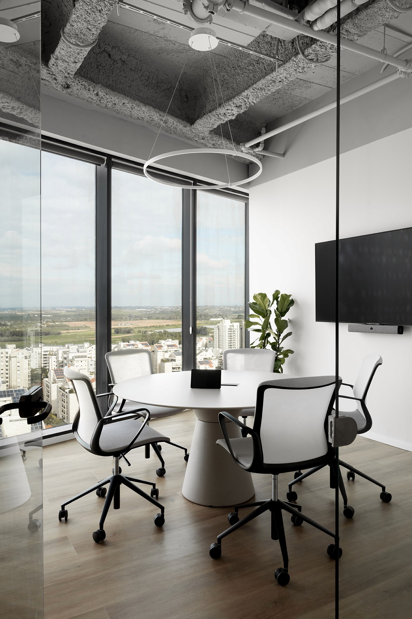 פינת עבודה צוותית: שולחן עגול לסיעור מוחות (Brainstorming) מול הנוף, עם דגש על ריהוט ארגונומי וחיבור ויזואלי מקסימלי לסביבה