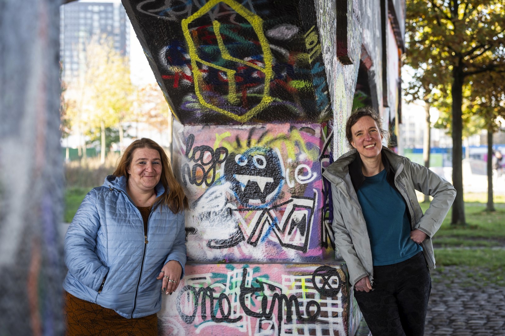 Foto's van twee buddy's onder een brug