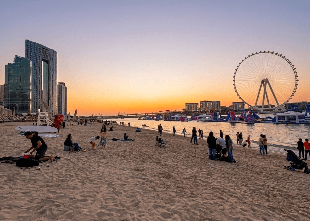 Beachfront lifestyle and evening atmosphere along JBR Walk Dubai near Ain Dubai and Dubai Marina.&nbsp;